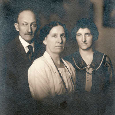 Jesse Lazear Guthrie, Alice (Staggers) Guthrie and her niece Jessie Staggers