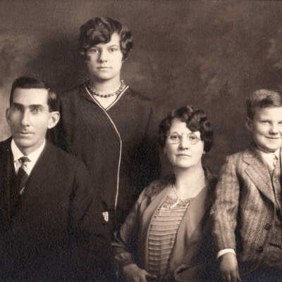 Elva Staggers and Elizabeth Blanche (Mitchell) Staggers family