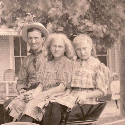 Unidentified boy, Unidentified girl, Clare (Hoskinson) Garside: Origformat: Print-Photographic