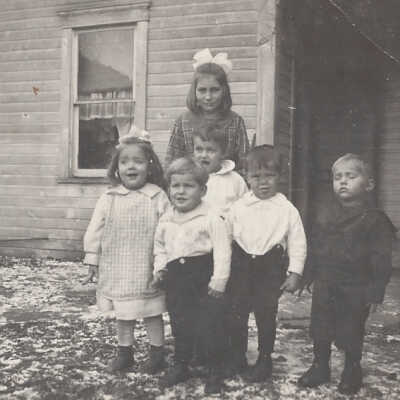 Mabel (Cummins) White with siblings and cousins