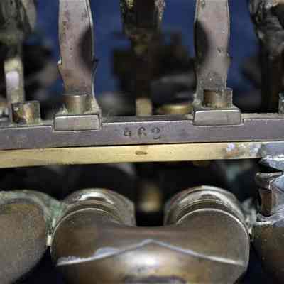 The "462" inscription near the valves.