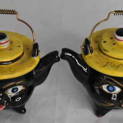 Vintage Redware Thames Footed Cat Teapots Salt and Pepper Shakers Made in Japan