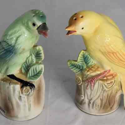 Vintage "Singing" Noisemaker Yellow & Green Birds Salt and Pepper Shakers Commodore Japan