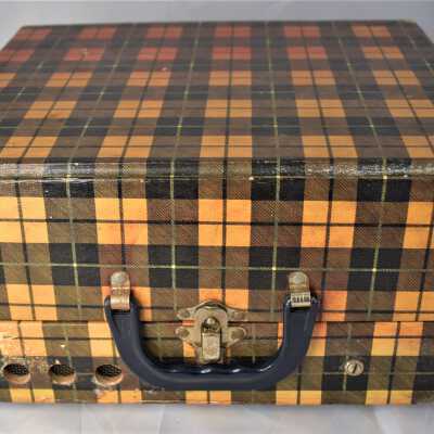 Toy Record Player: Closed