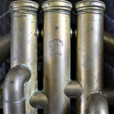The "3 2 1 F. BESSON BREVETEE 5208" inscription on the side of the second valve.