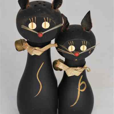 Vintage Modernist Wooden Black Cats Magnetic Salt and Pepper Shakers Made in Japan