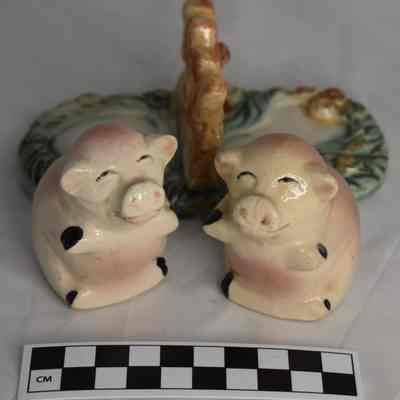 Ceramic salt and pepper set size comparison.