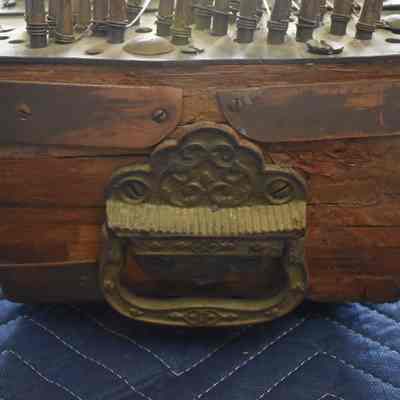 The back of the ukelin. A handle is here as well.