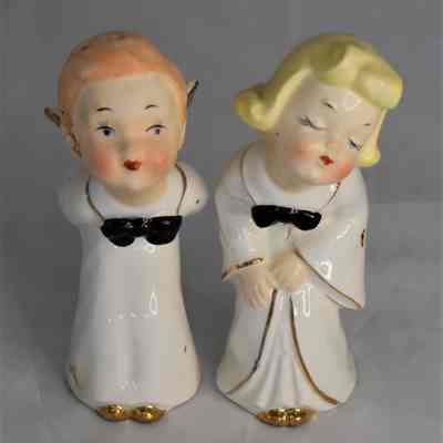 Front of kissing angels salt and pepper shakers.