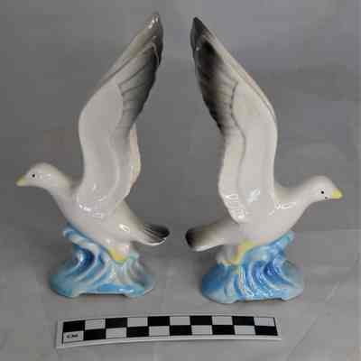 Other side and size comparison of seagulls shakers.