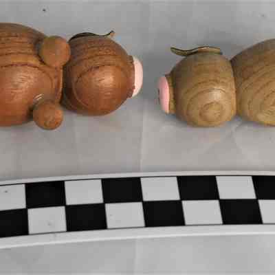 Bottom and size comparison of pig shakers.