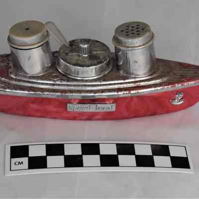 Back and size comparison of speed boat salt and pepper set.