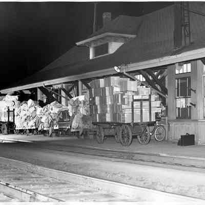 This image of Freeport was gifted to the Museum by L.L. Bean in 1966. Note the larger carts piled high with bundles of outgoing merchandise.