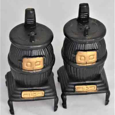 Vintage ArtMark Pot Belly Stove Figural Salt & Pepper Shakers Made in Hong Kong