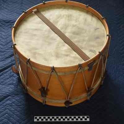 The bottom of the drum and size comparison.