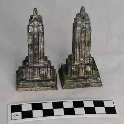 Other side and size comparison of Empire State Building shakers.