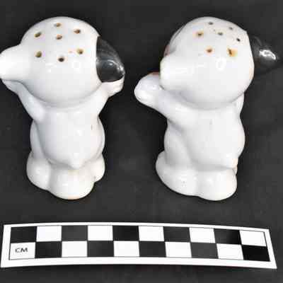 Back and size comparison of Bonzo salt and pepper shakers.