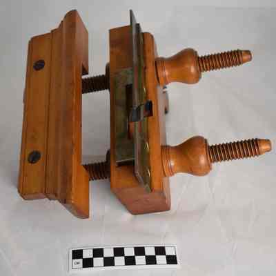 Size comparison and bottom of screw arm plow plane.