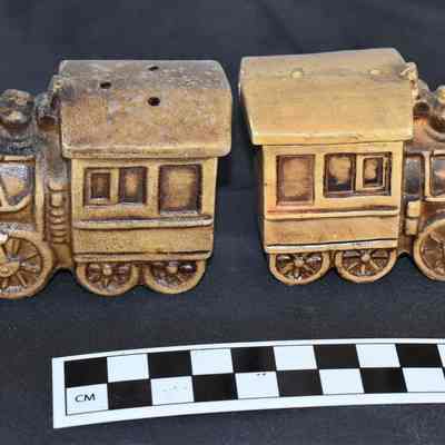 Back and size comparison of train salt and pepper shakers.