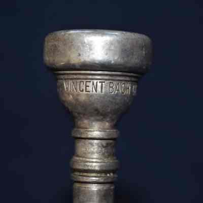 The first part of the inscription on the mouthpiece, which says "VINCENT BACH".