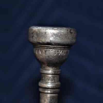 The third and last part of the inscription on the mouthpiece, which says "NY 10-1/2 C".