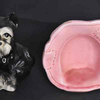 Front of dog and hat salt and pepper shakers.