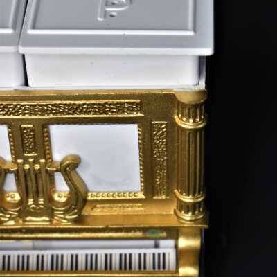 Detail of shaker popped up while piano keys pressed down