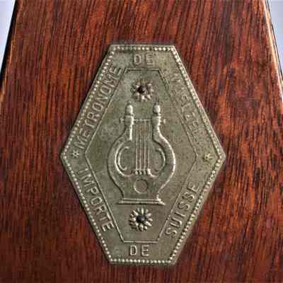 The, "METRONOME DE MAELZEL IMPORTE DE SUISSE" inscription on the front.
