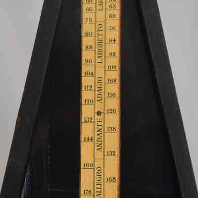 Close view of the piece used to measure the speed of the pendulum. The terms used are in Italian. The slowest speed, largo ("wide" in English), is at the top while the fastest speed, presto ("soon" in English), is at the bottom.