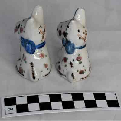 Back and size comparison of quilted Scotty dog shakers.