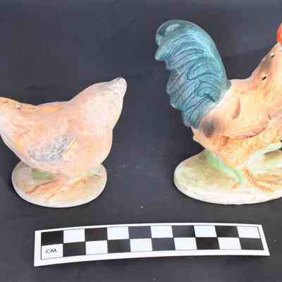 Back and size comparison of rooster and hen salt & pepper shakers.