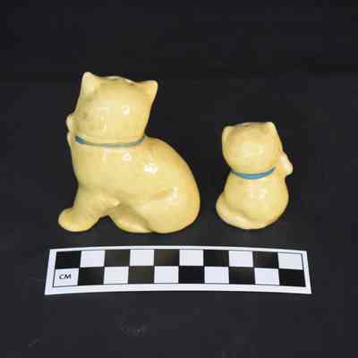 Back and size comparison of the cat and kitten salt and pepper shakers.
