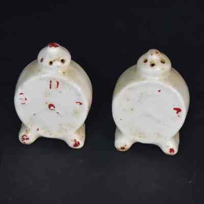 Vintage ceramic clock salt and pepper shakers.