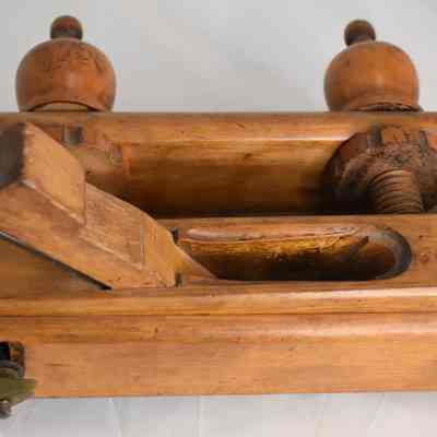 Screw arm plow plane