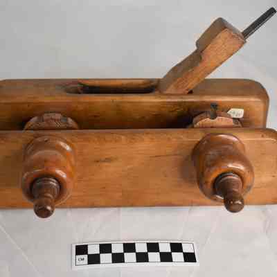 Size comparison of 10 in screw arm plow plane.