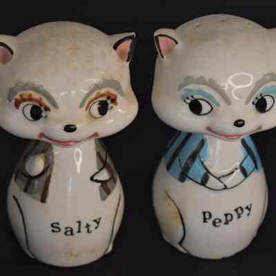 Vintage 1959 Holt Howard Maine Chatterbox Coon Cats "Salty" and "Peppy" Squeaker Salt & Pepper Shakers
