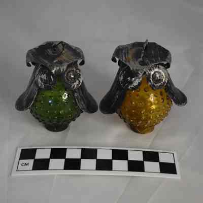 Size comparison of the owl salt and pepper shakers without the metal stand.