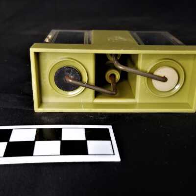 Mechanism to release salt or pepper
