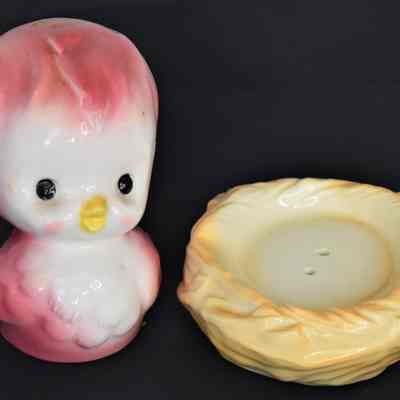 Baby bird and nest salt and pepper shakers.