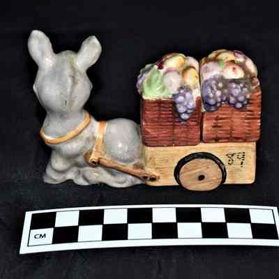 Back and size comparison of the donkey with a wagon of fruit salt and pepper shakers, as well as the "89" marking.