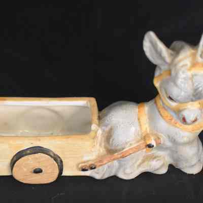 Donkey and wagon without the salt and pepper shakers.
