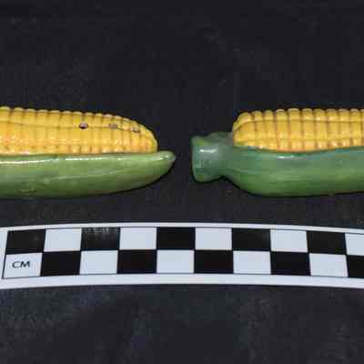 Back and size comparison of the corn on the cob salt and pepper shakers.