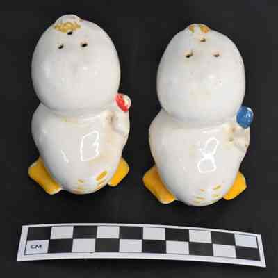 Back and size comparison of ducks salt and pepper shakers.