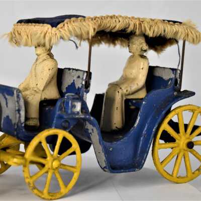 Carriage and figurines: Figurines are removable