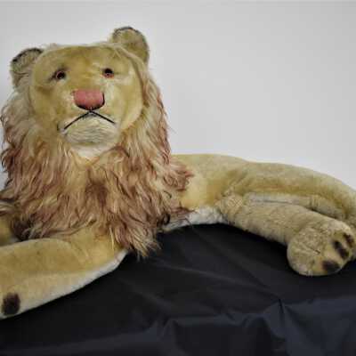 Full length Steiff lion