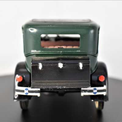 Hubley Town Sedan: Rear end
