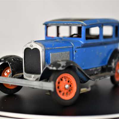 Town Sedan: Right side
