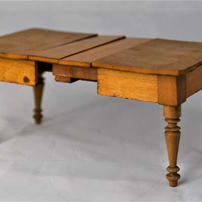 E2021.1.34a: The table has two boards that allow the table to extend