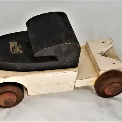 Side view: Peg hole in back for a towed attachment