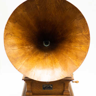 Victor V Phonograph